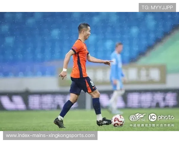 青岛海牛禁区抢点极具威胁,皮球擦柱而出