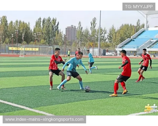 退役球员开设在线训练课程，受众群体广泛，退役球员踢球